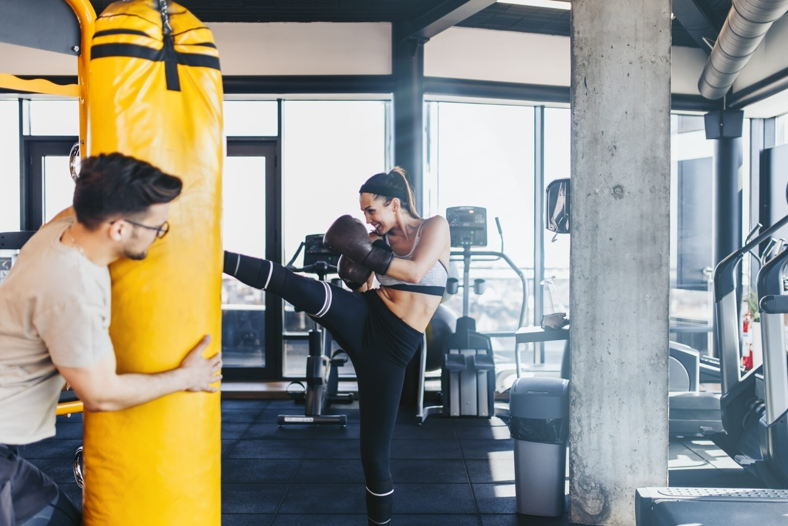 Mit Kickboxen schnell abnehmen. 5 besten Sportarten, um Bauchfett zu schmelzen