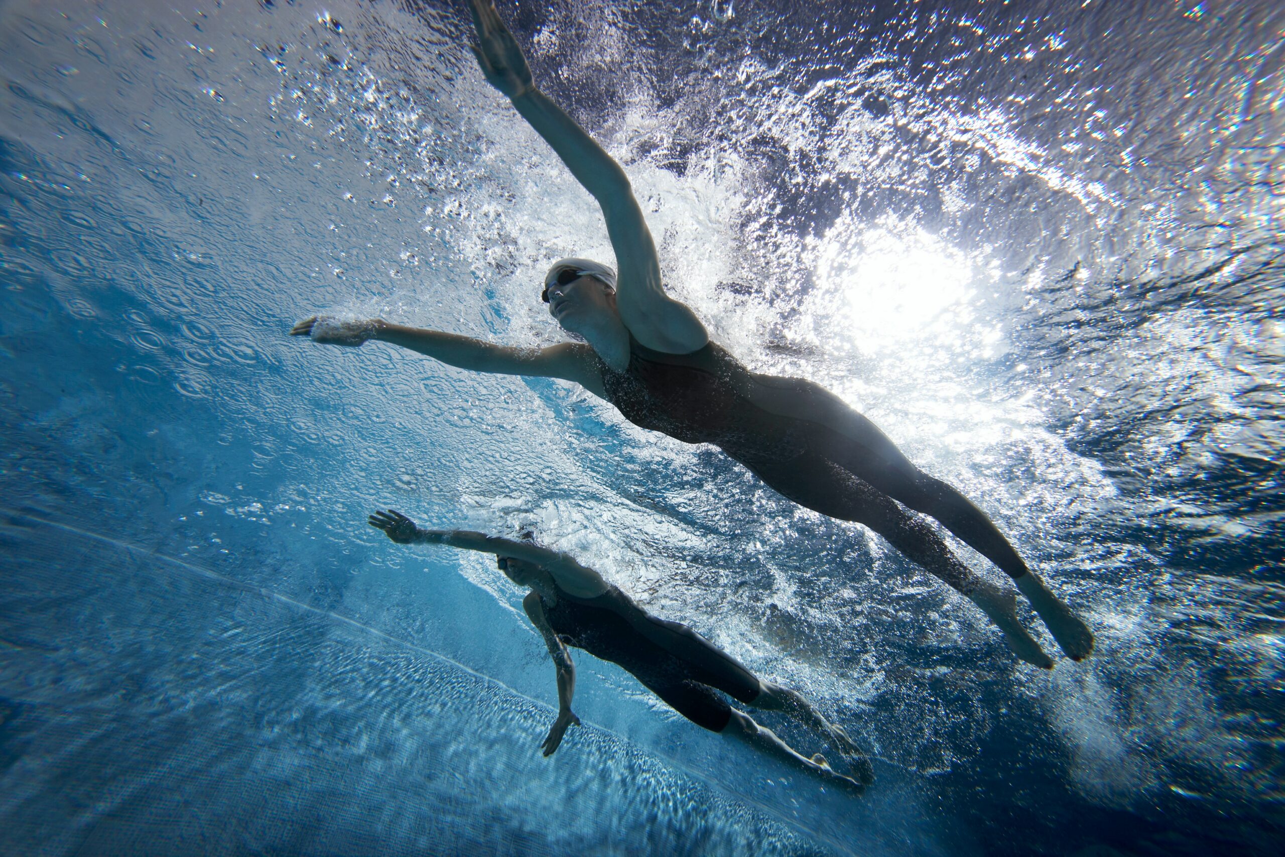 Durch Schwimmen schnell abnehmen.. 5 besten Sportarten, um Bauchfett zu schmelzen