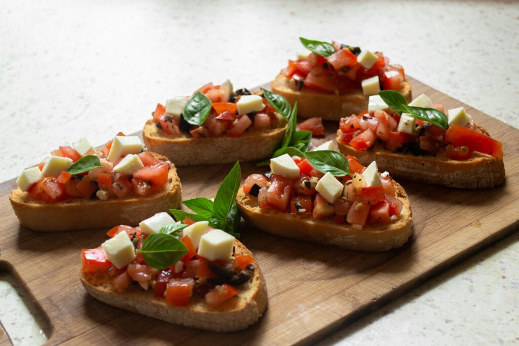 Leckeres Vergnügen: Schnelles und süßes Tomaten-Mozzarella-Bruschetta-Rezept.