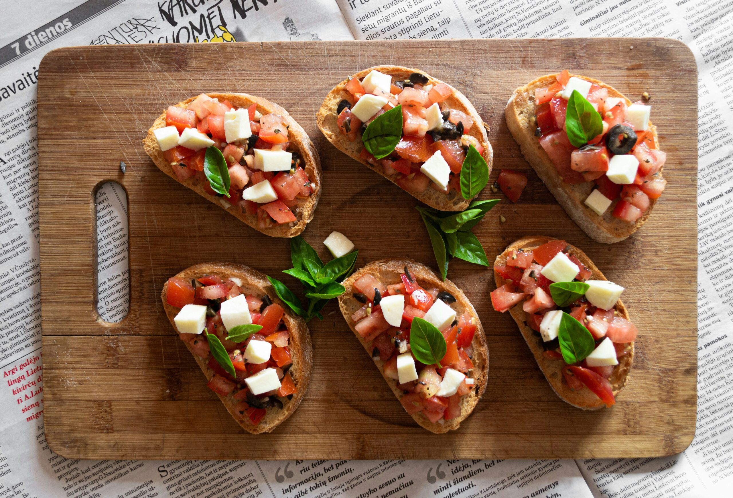 Leckeres Vergnügen: Schnelles und süßes Tomaten-Mozzarella-Bruschetta-Rezept.